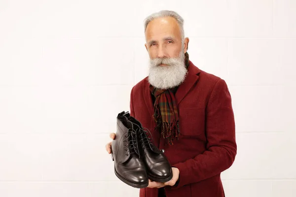 Homem Sênior Barbudo Elegante Mostrando Sapatos Posando Estúdio — Fotografia de Stock