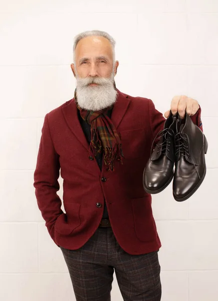 Stylish Bearded Senior Man Showing Shoes Posing Studio — Stock Photo, Image