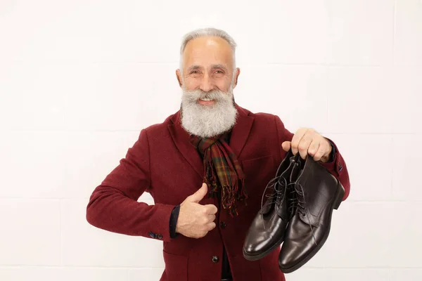 Homem Sênior Elegante Mostrando Melhor Qualidade Sapatos Couro Posando Isolado — Fotografia de Stock