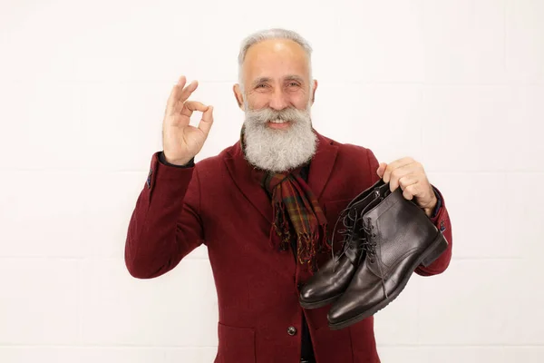 Stilvolle Senior Mann Zeigt Die Beste Qualität Der Lederschuhe Posiert — Stockfoto