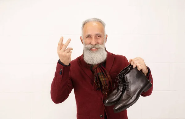 Homem Sênior Elegante Mostrando Melhor Qualidade Sapatos Couro Posando Isolado — Fotografia de Stock