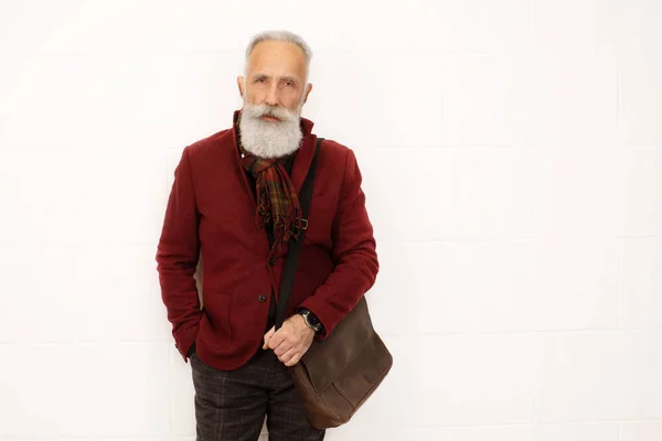 Stylový Senior Muž Burgundské Oblečení Koženou Taškou Pózovat Izolované Bílém — Stock fotografie