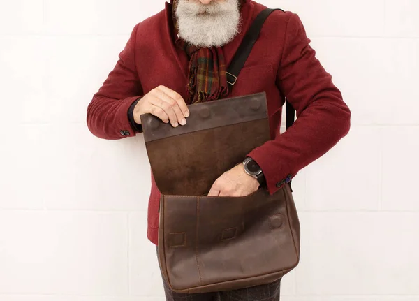 Stylový Senior Muž Vytahuje Něco Kožené Tašky Pózující Studiu — Stock fotografie