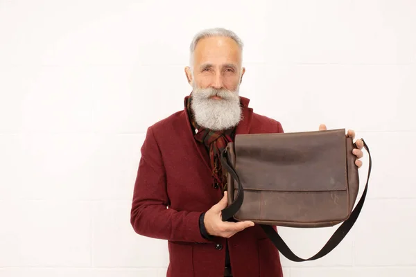 Stilvolle Senior Mann Zeigt Ledertasche Posiert Isoliert Auf Weißem Hintergrund — Stockfoto