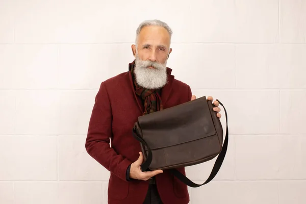 Stilvolle Senior Mann Zeigt Ledertasche Posiert Isoliert Auf Weißem Hintergrund — Stockfoto