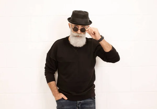 Stylový Senior Muž Tmavém Oblečení Nosí Klobouk Brýle Pózovat Izolované — Stock fotografie