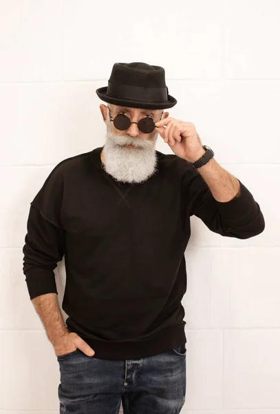 Snygg Senior Man Mörk Outfit Bär Hatt Och Glasögon Poserar — Stockfoto
