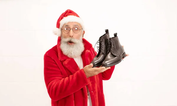 Papai Noel Apresentando Sapatos Posando Estúdio — Fotografia de Stock