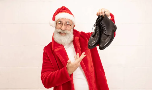 Papai Noel Mostrando Botas Posando Isolado Fundo Branco — Fotografia de Stock