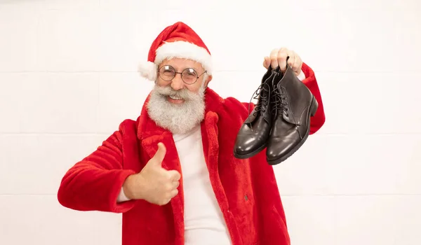 Papai Noel Mostrando Botas Posando Isolado Fundo Branco — Fotografia de Stock