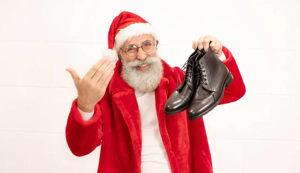 Papai Noel Mostrando Botas Posando Isolado Fundo Branco — Fotografia de Stock