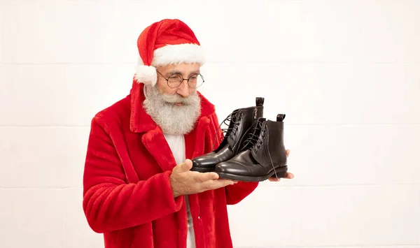 Santa Claus Ukazuje Boty Pózování Izolované Bílém Pozadí — Stock fotografie