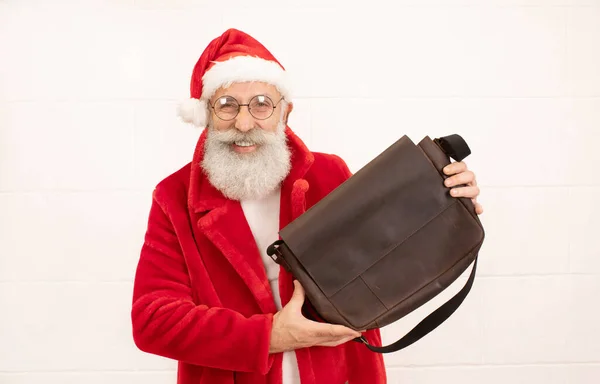 Santa Claus Ukazuje Hnědou Koženou Tašku Pózující Studiu — Stock fotografie