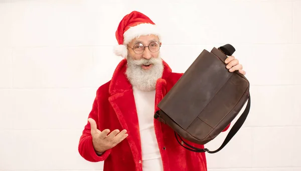 Santa Claus Ukazuje Hnědou Koženou Tašku Pózující Studiu — Stock fotografie
