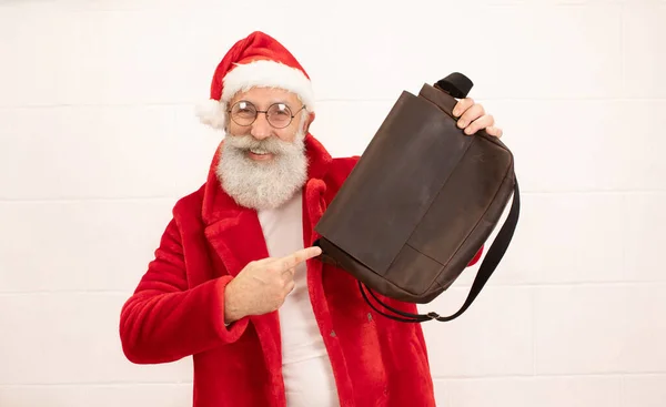 Santa Claus Ukazuje Hnědou Koženou Tašku Pózující Studiu — Stock fotografie