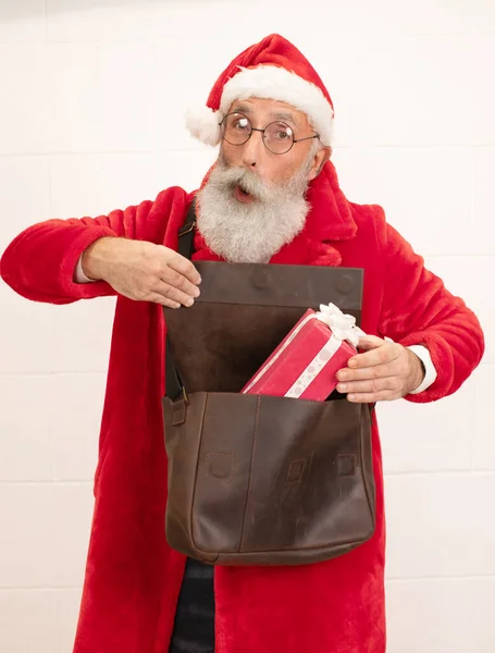 Père Noël Cachant Cadeau Dans Sac Posant Isolé Sur Fond — Photo