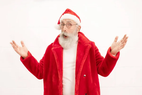 圣诞老人想在演播室里摆姿势 — 图库照片