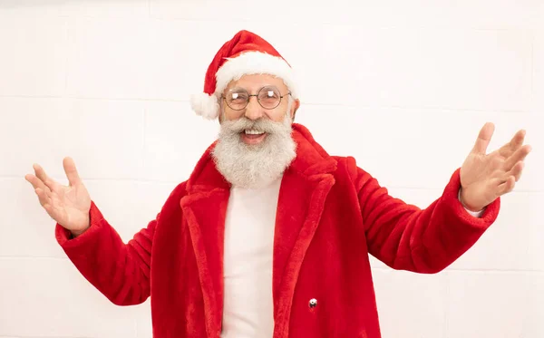 Papai Noel Perguntando Posando Estúdio — Fotografia de Stock
