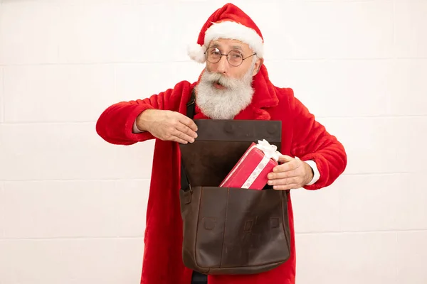 Santa Claus Skrývání Dárek Tašce Pózování Izolované Bílém Pozadí — Stock fotografie