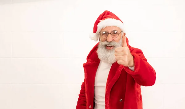 Santa Claus Ukazující Palce Nahoru Pózování Izolované Bílém Pozadí — Stock fotografie