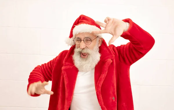 Santa Claus Zabawy Gestykulując Pozowanie Izolowane Białym Tle — Zdjęcie stockowe