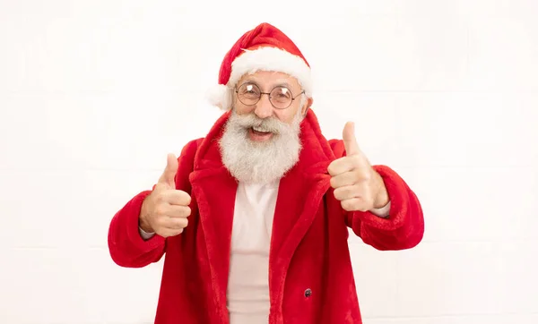 Papai Noel Mostrando Polegares Para Cima Posando Isolado Fundo Branco — Fotografia de Stock