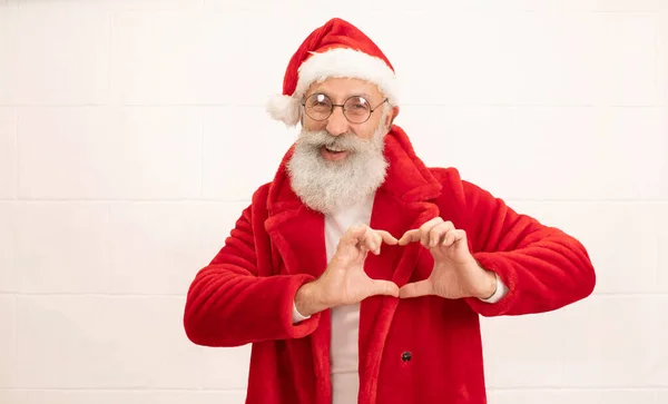 Papai Noel Mostrando Coração Posando Isolado Fundo Branco — Fotografia de Stock