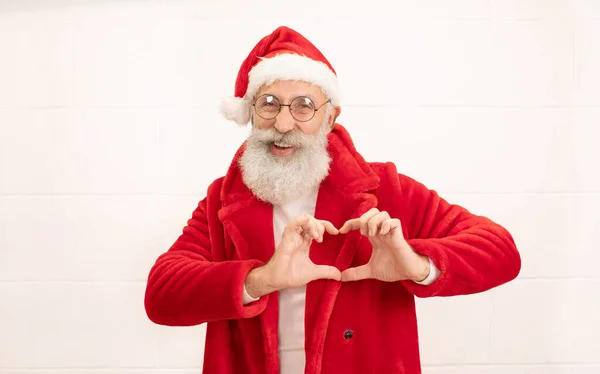 Santa Claus Ukazuje Srdce Pózování Izolované Bílém Pozadí — Stock fotografie