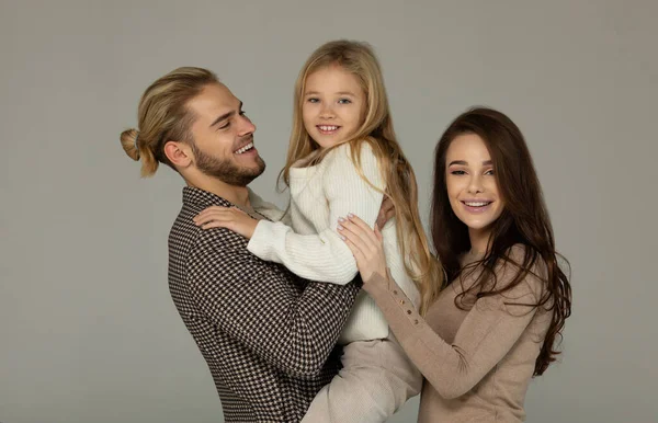 Felices Padres Jóvenes Linda Hijita Posando Juntos Sobre Fondo Gris —  Fotos de Stock