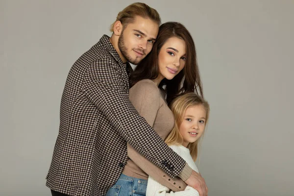 Retrato Del Atractivo Padre Hija Madre Abrazándose Juntos Frente Fondo —  Fotos de Stock