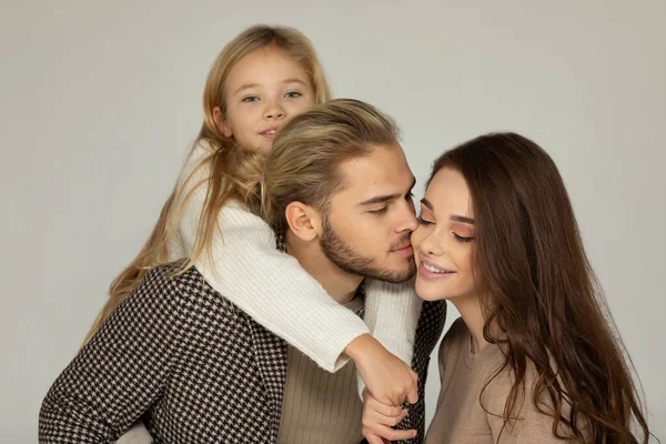 Feliz Padre Hija Madre Abrazándose Juntos Frente Fondo Gris —  Fotos de Stock