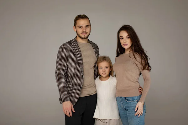 Alegres Padres Jóvenes Adorable Hijita Posando Juntos Sobre Fondo Gris —  Fotos de Stock