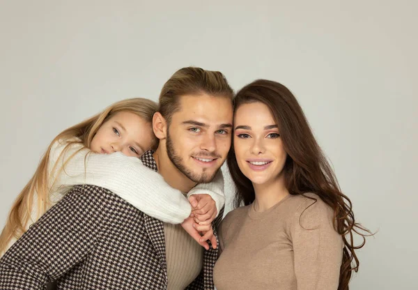 Retrato Del Atractivo Padre Hija Madre Abrazándose Juntos Frente Fondo —  Fotos de Stock