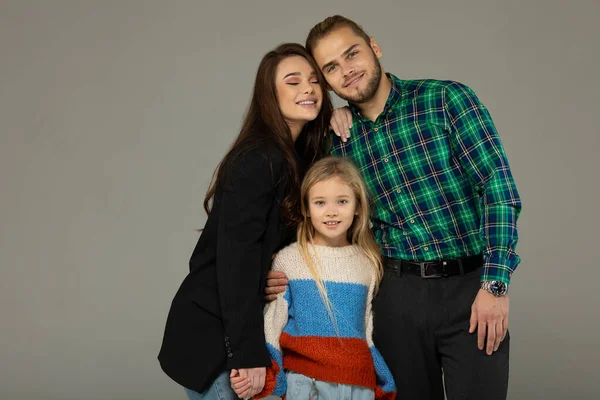 Retrato Padres Jóvenes Felices Linda Hija Posando Juntos Sobre Fondo —  Fotos de Stock