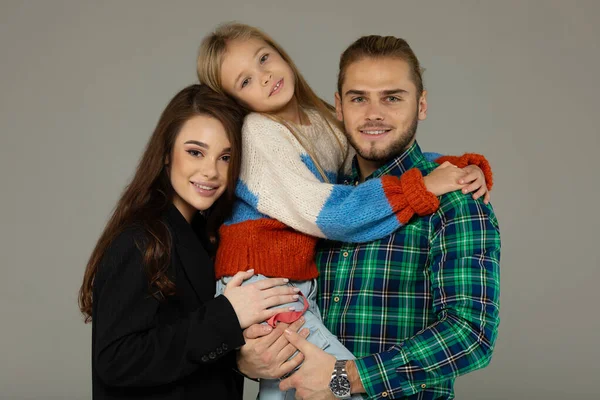 Felices Padres Jóvenes Adorable Hijita Posando Juntos Sobre Fondo Gris —  Fotos de Stock