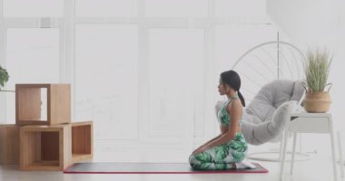 Konsantre olmuş ince, siyah kadın kalas egzersizi yapıyor. Kendinden emin Afro-Amerikan sporcu kadın eğitiminin portresi..