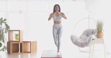 Spor yapan atletik siyah kadın çömelme egzersizleri yapıyor, evde antrenman yapıyor. Sağlıklı bir yaşam tarzı. Fitness. 