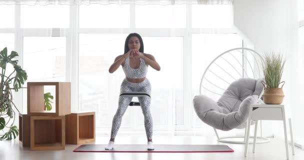 Spor Yapan Atletik Siyah Kadın Elastik Bantla Esneme Egzersizleri Yapıyor — Stok video
