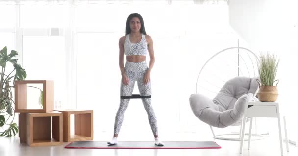 Femme Noire Athlétique Engagée Dans Des Sports Effectuant Des Exercices — Video