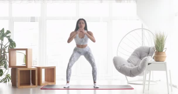 Mulher Negra Atlética Envolvida Esportes Fazendo Exercícios Agachamento Treinando Casa — Vídeo de Stock