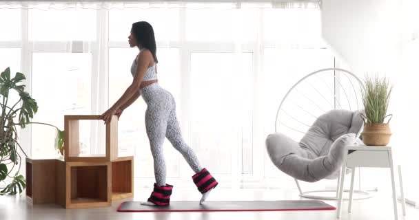 Jolie Femme Noire Fitness Vêtements Sport Faisant Exercice Avec Des — Video