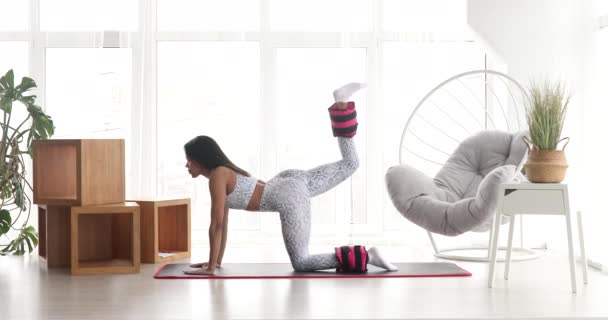 Jolie Femme Noire Forme Physique Vêtements Sport Pratiquant Exercice Coup — Video