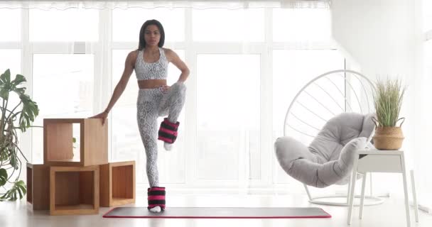 Pretty Fitness Svart Kvinna Sportkläder Motion Med Ankel Vikter Styrketräning — Stockvideo