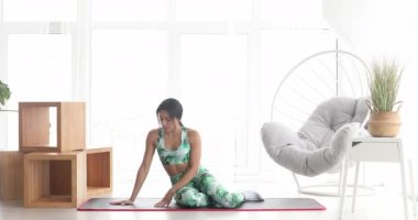 Konsantre olmuş ince, siyah kadın kalas egzersizi yapıyor. Kendinden emin Afro-Amerikan sporcu kadın eğitiminin portresi..