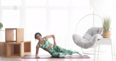 Kalas pozisyonunda duran konsantre olmuş zayıf siyahi kadın. Kendinden emin Afro-Amerikan sporcu kadın eğitiminin portresi..