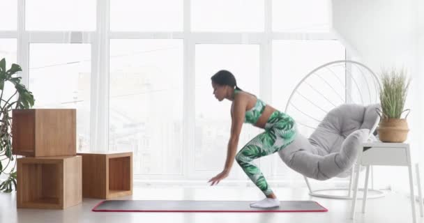 Całkiem Pasuje Afroamerykanka Odzieży Sportowej Ćwiczy Domu Podczas Covid — Wideo stockowe