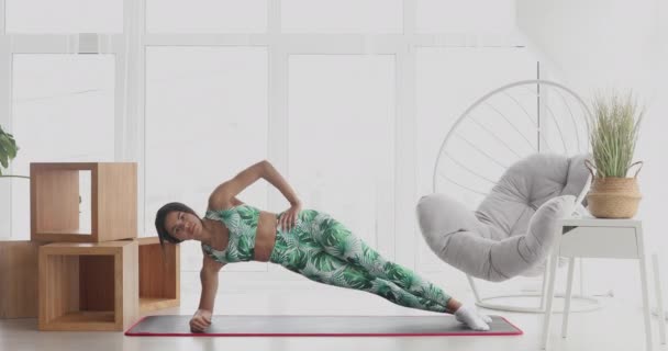 Concentré Mince Femme Noire Faisant Exercice Planche Portrait Une Sportive — Video