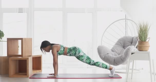 Konzentrierte Schlanke Schwarze Frau Beim Planktraining Porträt Einer Starken Selbstbewussten — Stockvideo