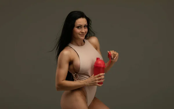 Fitness Lány Shaker Egy Sötét Háttér — Stock Fotó