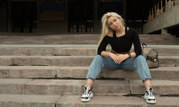 Mulher Loira Jovem Elegante Jeans Sentado Livre Escadas Pedra Longas — Fotografia de Stock